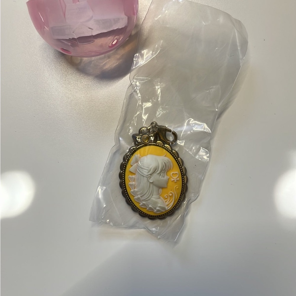 Sailor Venus necklace gashapon, sailor moon gachapon